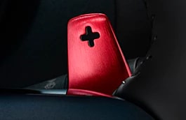 Алюминиевые подрулевые лепестки переключения передач, красные — только для автомобилей с АКПП image
